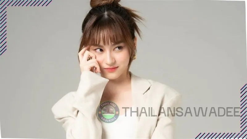 Với gương mặt khả ái và diễn xuất tốt, Prim đã bắt đầu tham gia vào ngành giải trí từ khi còn nhỏ