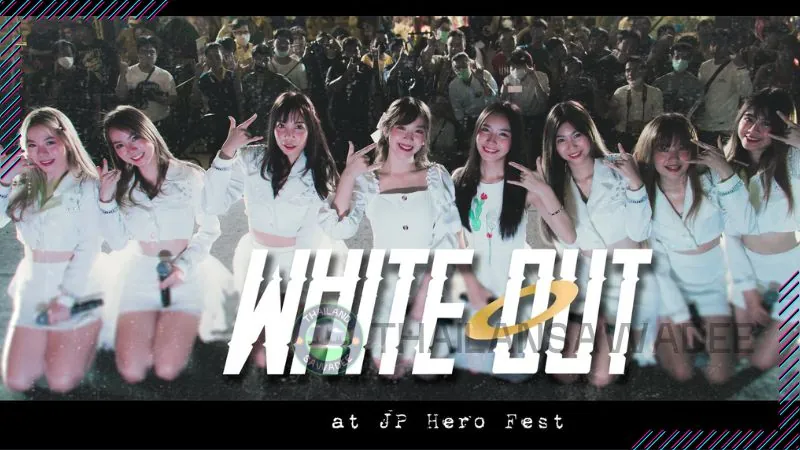 Lookkaew debut làng giải trí với nhóm WHITE OUT