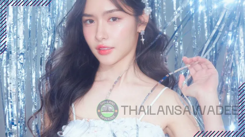 Lookkaew Kamollak vô cùng tươi tắn