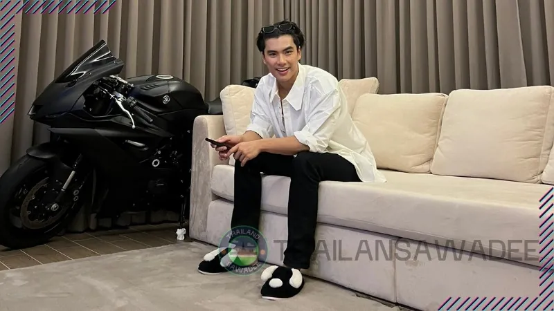 Ohm Pawat bên cạnh chiếc xe yêu thích