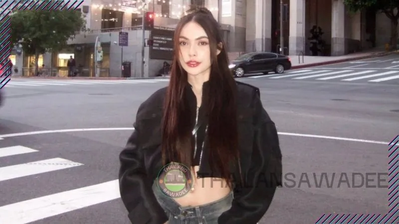 Charlotte Austin sở hữu gương mặt có nét đẹp rất riêng