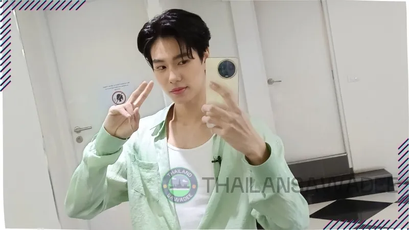 Phuwin cực đáng yêu khi selfie