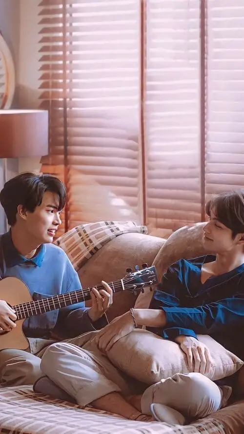 2gether-the-series-2020-thu-vien-hinh-anh-12 Sarawat đàn guitar cho Tine, 2gether The Series