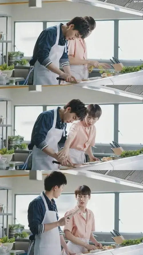 cooking-crush-the-series-2023-hinh-anh-10 Cảnh hướng dẫn nhau thái rau trong gian bếp của cặp đôi phụ Cooking Crush The Series