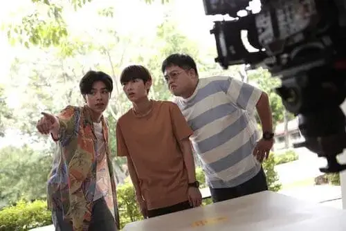 cooking-crush-the-series-2023-hinh-anh-15 Ảnh hậu trường Cooking Crush The Series với hai diễn viên và đạo diễn xem lại cảnh quay bên máy quay