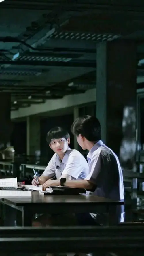 dangerous-romance-the-series-2023-hinh-anh-16 Dangerous Romance The Series với cảnh hai nhân vật ngồi học bài cùng nhau trong căng tin vắng