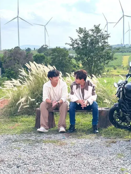 dangerous-romance-the-series-2023-hinh-anh-18 Hậu trường Dangerous Romance The Series với hai diễn viên ngồi trò chuyện giữa cánh đồng quạt gió