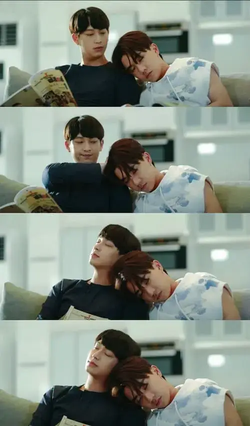 dangerous-romance-the-series-2023-hinh-anh-2 Cảnh phim Dangerous Romance The Series với hai nhân vật tựa vào nhau ngủ quên trên sofa phòng khách