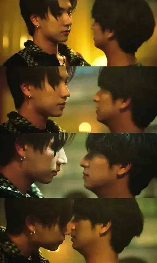 dangerous-romance-the-series-2023-hinh-anh-4 Cảnh phim Trái Tim Trong Gió với khoảnh khắc hai nhân vật kề sát mặt dưới ánh đèn vàng