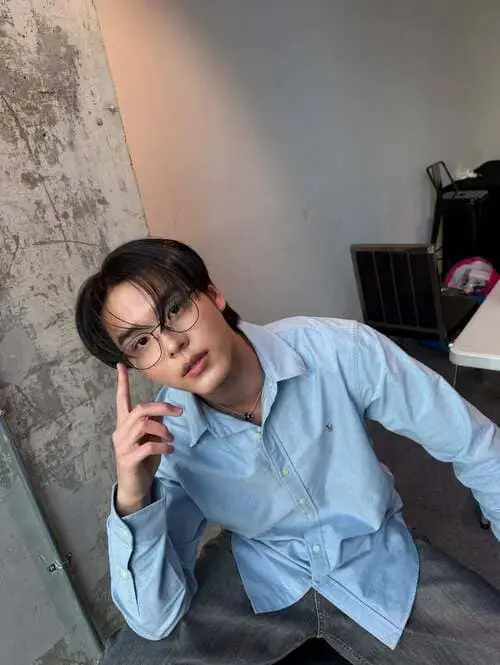 ping-krittanun-aunchananun-thu-vien-hinh-anh-2 Ping Krittanun Aunchananun đeo kính, áo sơ mi xanh, pose ngồi sàn