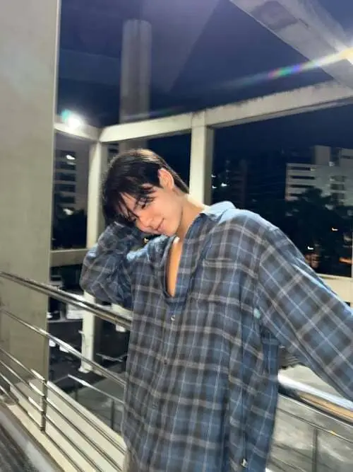 ping-krittanun-aunchananun-thu-vien-hinh-anh-3 Ping Krittanun Aunchananun áo sơ mi caro, chụp đêm trên hành lang