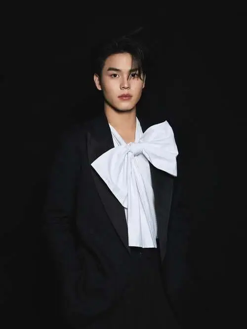 ping-krittanun-aunchananun-thu-vien-hinh-anh-4 Ping Krittanun Aunchananun diện suit đen, nơ trắng lớn trên nền tối