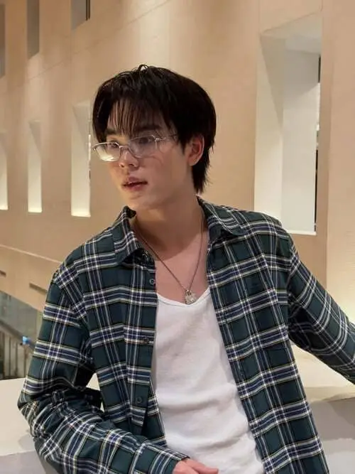 ping-krittanun-aunchananun-thu-vien-hinh-anh-5 Ping Krittanun Aunchananun mặc áo caro, áo thun trắng, đứng trong sảnh