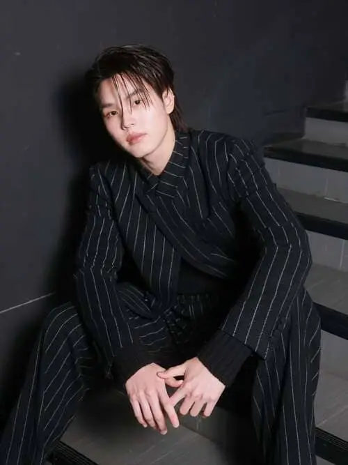 ping-krittanun-aunchananun-thu-vien-hinh-anh-6 Ping Krittanun Aunchananun suit kẻ sọc, ngồi bậc thang nhìn camera