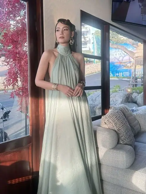 bee-namthip-jongrachatawiboon-thu-vien-hinh-anh-3 Bee Namthip Jongrachatawiboon trong váy xanh nhạt dài thướt tha bên khung cửa