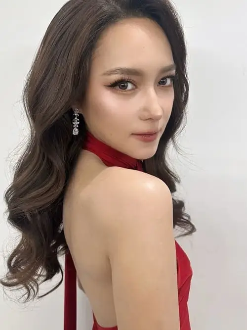 bee-namthip-jongrachatawiboon-thu-vien-hinh-anh-4 Bee Namthip Jongrachatawiboon khoe góc nghiêng nổi bật trong đầm đỏ quyến rũ