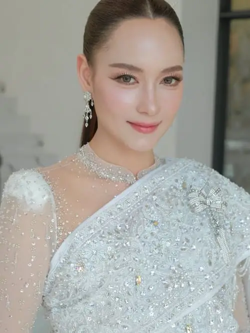 bee-namthip-jongrachatawiboon-thu-vien-hinh-anh-5 Bee Namthip Jongrachatawiboon rạng rỡ trong váy trắng đính đá tinh tế