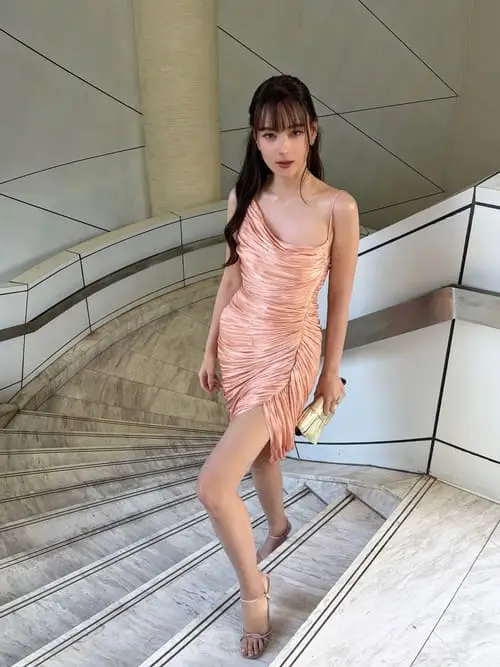 bee-namthip-jongrachatawiboon-thu-vien-hinh-anh-6 Bee Namthip Jongrachatawiboon tạo dáng trên cầu thang với đầm hồng ôm dáng