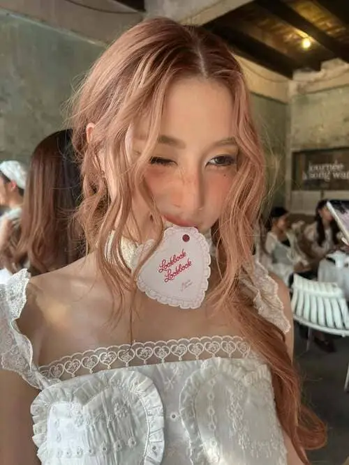 natt-kwon-chokejindachai-thu-vien-hinh-anh-3 Natt Nattamon Chokejindachai selfie váy ren trắng nháy mắt