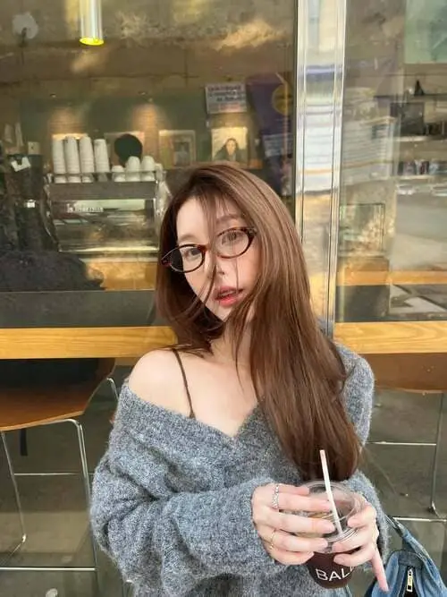 natt-kwon-chokejindachai-thu-vien-hinh-anh-4 Natt Nattamon Chokejindachai đeo kính cầm cà phê