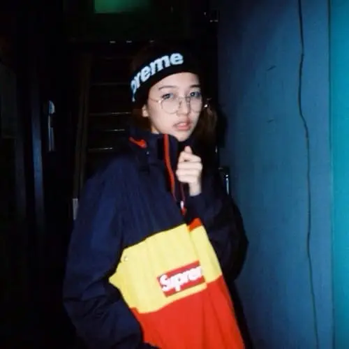 gena-desouza-thu-vien-hinh-anh-2 Gena Desouza diện streetwear cá tính trong không gian tối