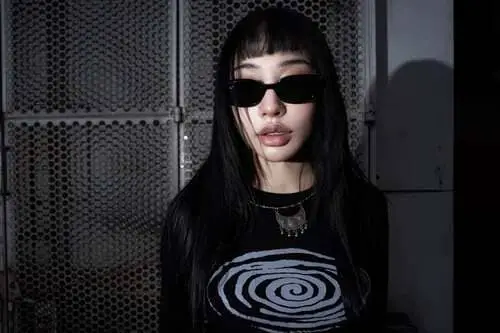 gena-desouza-thu-vien-hinh-anh-4 Gena Desouza đeo kính đen với thần thái cá tính