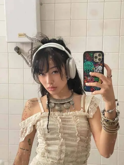 gena-desouza-thu-vien-hinh-anh-6 Gena Desouza chụp gương với tai nghe và váy ren