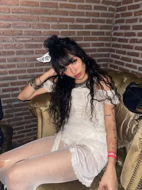 gena-desouza-thu-vien-hinh-anh-7 Gena Desouza ngồi trên sofa với phong cách nổi bật