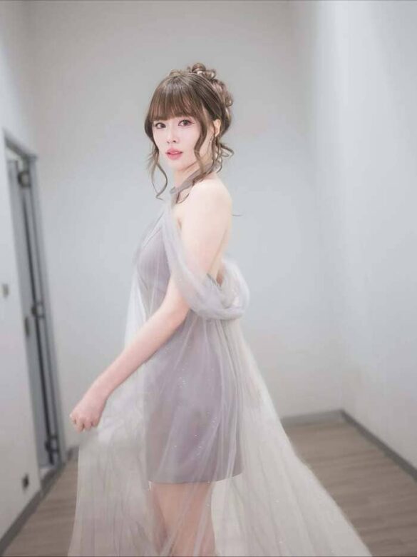 Tiểu sử Aom Punyawee Jungcharoen