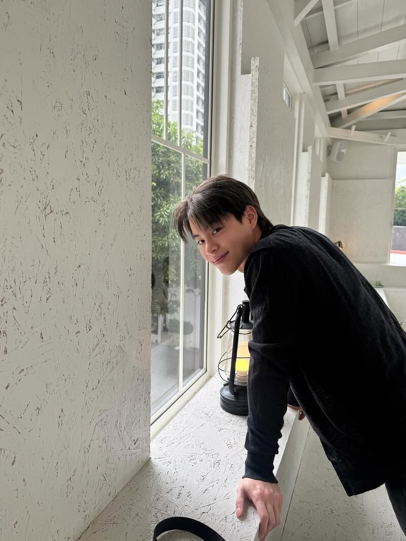 Marckris phong cách thời trang trẻ trung hiện đại