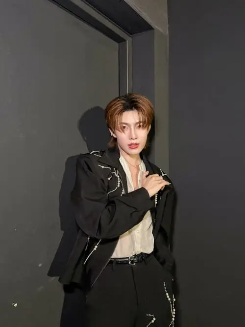 folk-jakrin-sangruan-hinh-anh-6 Folk Jakrin Sangruan khoác blazer đen đính đá, đứng tựa khung cửa tối màu