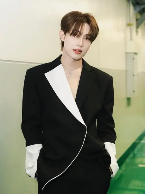 folk-jakrin-sangruan-hinh-anh-7 Folk Jakrin Sangruan mặc vest đen phối trắng bất đối xứng, đứng trong hành lang xanh