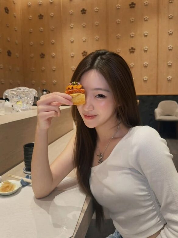 ly lich acare chompoopuntip temtanamongkol 585x780 2