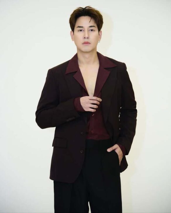 Tiểu sử Pop Tharkoon Karntip