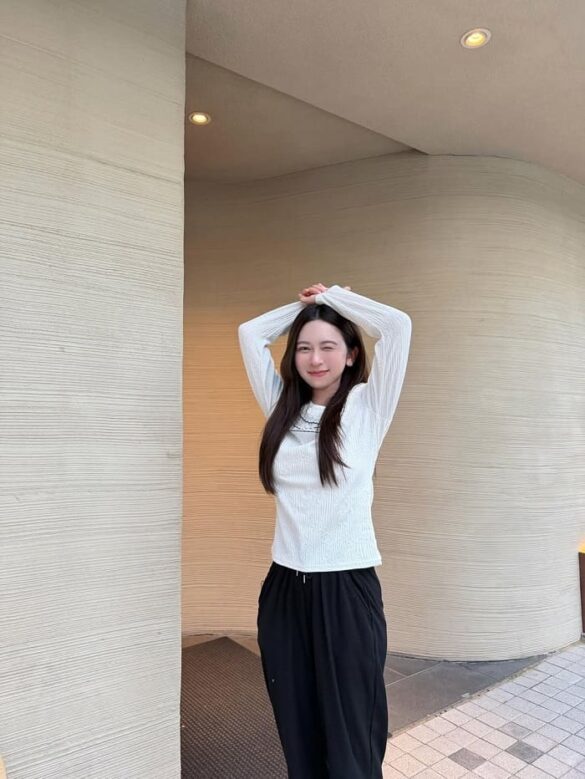 Tiểu sử Thongfah Alicha Sripratak