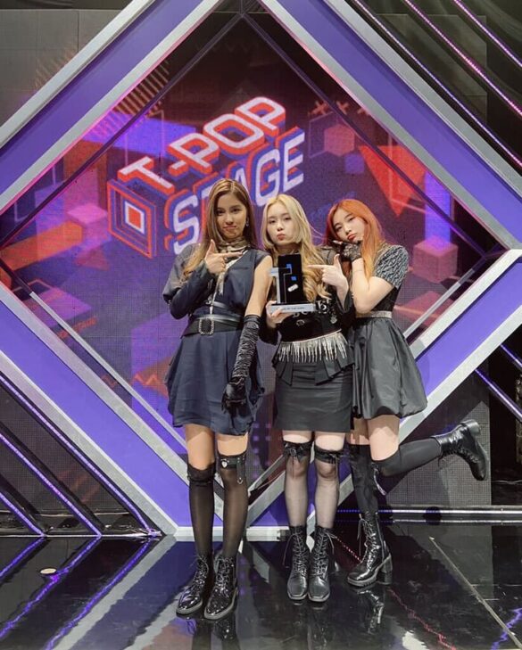 Nhóm AR3NA và các thành viên