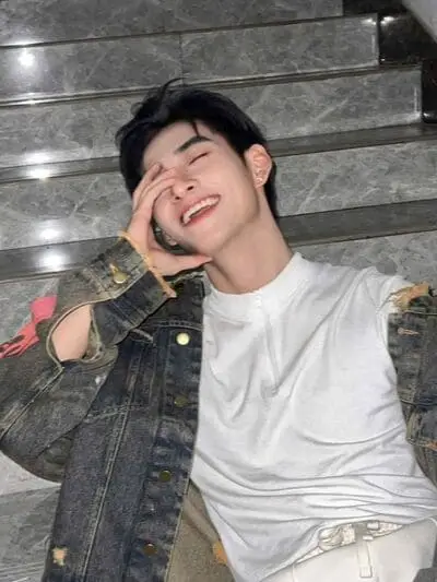 anh-hung-huynh-bieu-cam-cuoi-chu-mo-khoc-2 Ảnh Hùng Huỳnh cười nhìn nghiêng