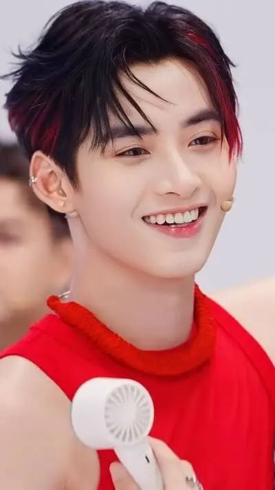 anh-hung-huynh-bieu-cam-cuoi-chu-mo-khoc-3 Hình ảnh Hùng Huỳnh cười tự nhiên