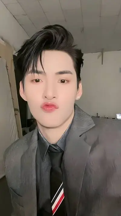 anh-hung-huynh-bieu-cam-cuoi-chu-mo-khoc-7 Ảnh Hùng Huỳnh chu mỏ selfie