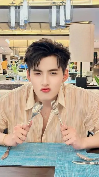 anh-hung-huynh-bieu-cam-cuoi-chu-mo-khoc-8 Ảnh anh trai Hùng Huỳnh chu mỏ