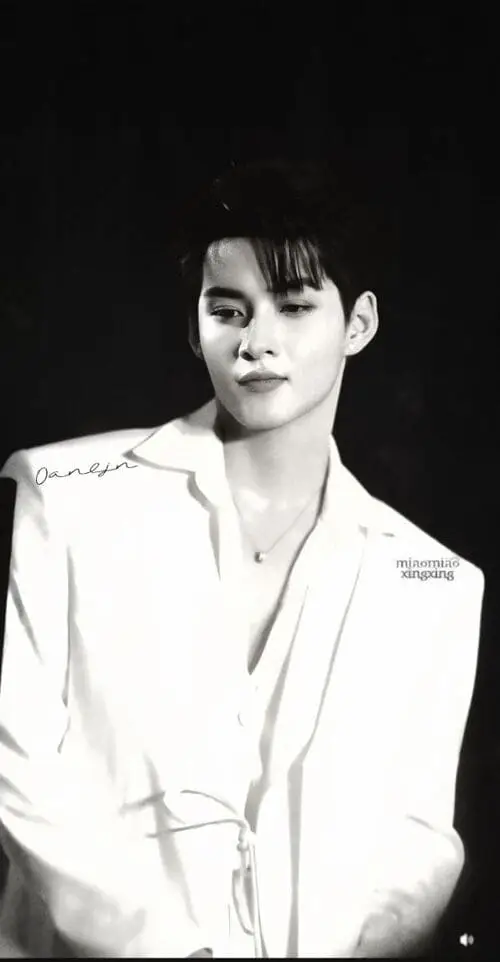 anh-hung-huynh-concept-den-trang-deo-kinh-toc-hong-1 Ảnh Hùng Huỳnh đen trắng nghệ thuật