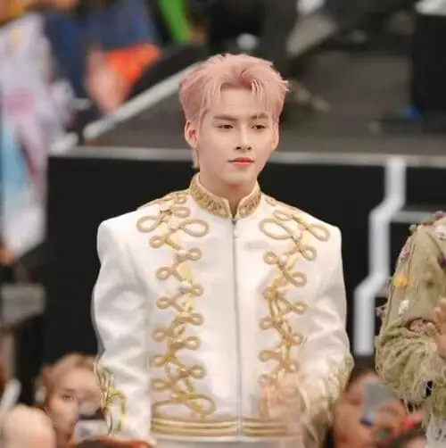 anh-hung-huynh-concept-den-trang-deo-kinh-toc-hong-10 Ảnh Hùng Huỳnh tóc hồng cá tính