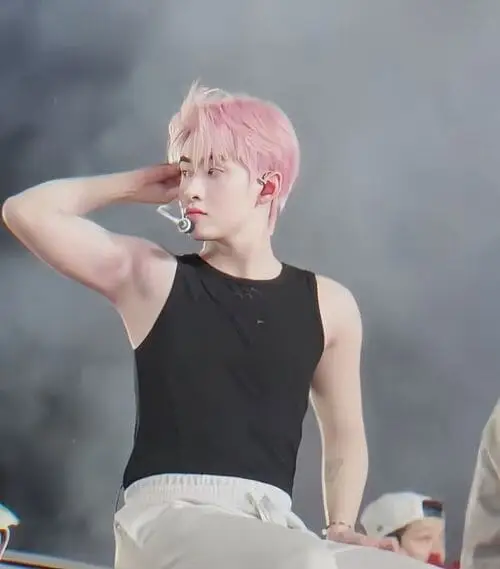 anh-hung-huynh-concept-den-trang-deo-kinh-toc-hong-11 Ảnh Hùng Huỳnh tóc hồng chụp nghiêng