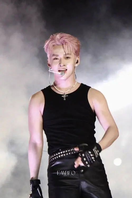 anh-hung-huynh-concept-den-trang-deo-kinh-toc-hong-12 Ảnh Hùng Huỳnh tóc hồng trên sân khấu