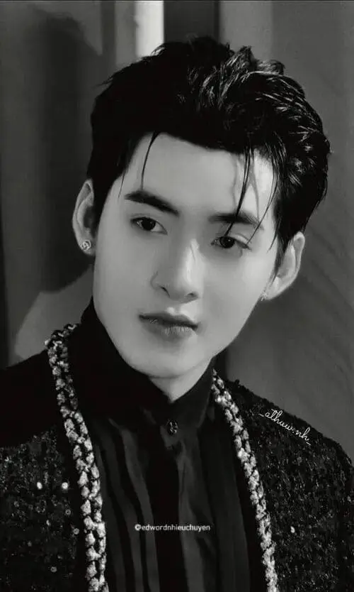 anh-hung-huynh-concept-den-trang-deo-kinh-toc-hong-2 Ảnh Hùng Huỳnh đen trắng cận mặt