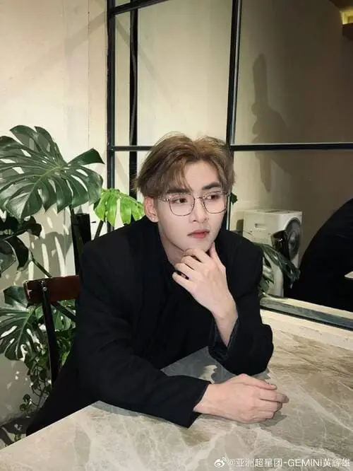 anh-hung-huynh-concept-den-trang-deo-kinh-toc-hong-7 Hình ảnh Hùng Huỳnh đen trắng mood