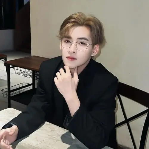 anh-hung-huynh-concept-den-trang-deo-kinh-toc-hong-8 Hình ảnh Hùng Huỳnh đeo kính đẹp