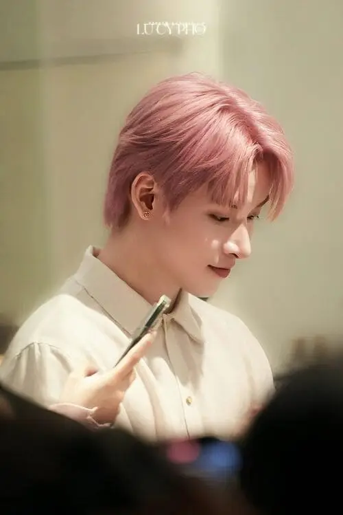 anh-hung-huynh-concept-den-trang-deo-kinh-toc-hong-9 Ảnh Hùng Huỳnh tóc hồng nổi bật