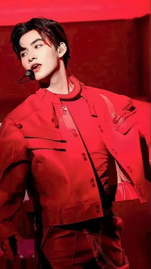 anh-hung-huynh-ngau-7 Ảnh Hùng Huỳnh ngầu pose đứng