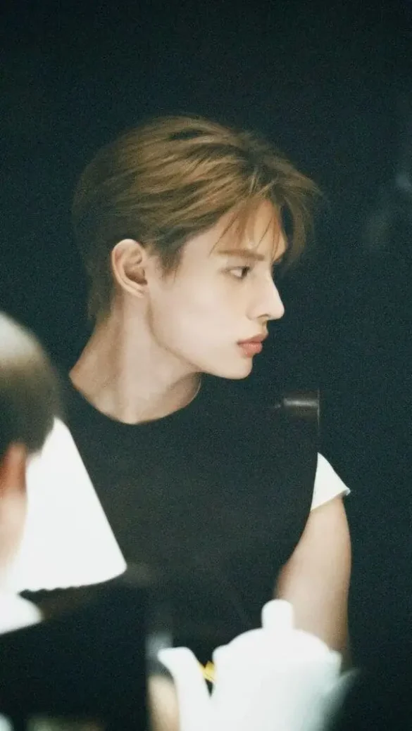 Ảnh James Cortis góc nghiêng đẹp